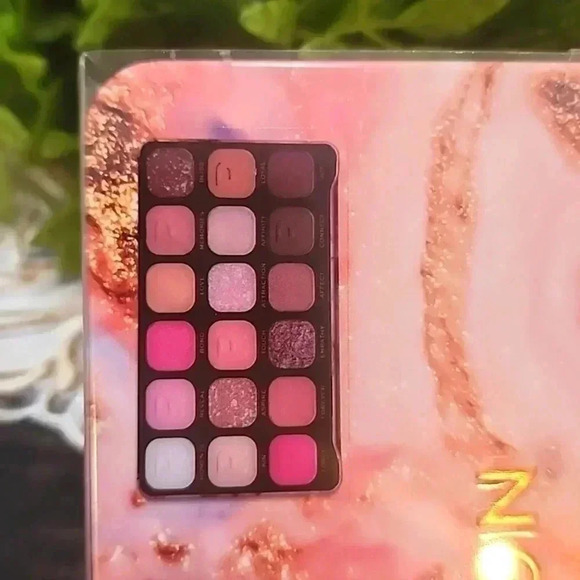 Revolution Afinity Palette - Picture 3 of 3